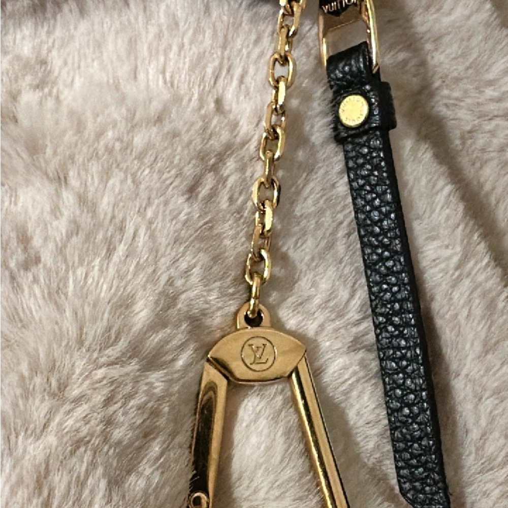 Authentic Louis Vuitton Monogram Empreinte Key Pouch✨ - Picture 6 of 9